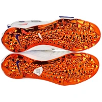 Crampons blancs Savage fournis par l'équipe des Clemson Tigers du programme de football