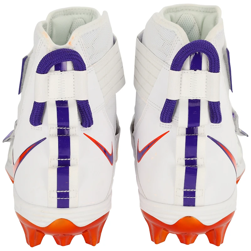Crampons blancs Savage fournis par l'équipe des Clemson Tigers du programme de football