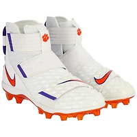 Crampons blancs Savage fournis par l'équipe des Clemson Tigers du programme de football