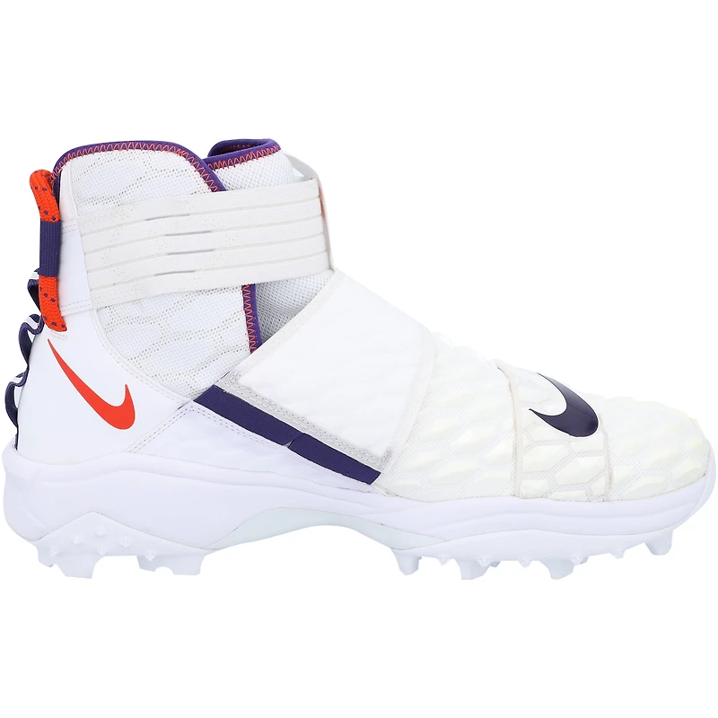 Crampons White Shark fournis par l'équipe des Clemson Tigers du programme de football