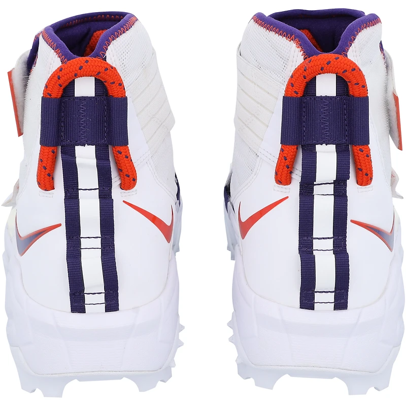Crampons White Shark fournis par l'équipe des Clemson Tigers du programme de football