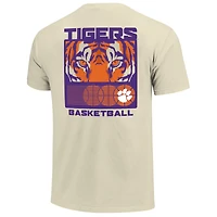 Couleurs confortables crème pour hommes Clemson Tigers Basketball Staredown