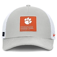 Casquette ajustable Nike grise/blanche Clemson Tigers 2025 On-Field Rise Engineered Trucker pour homme