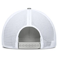 Casquette ajustable Nike grise/blanche Clemson Tigers 2025 On-Field Rise Engineered Trucker pour homme