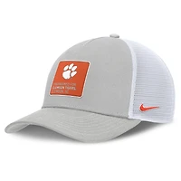 Casquette ajustable Nike grise/blanche Clemson Tigers 2025 On-Field Rise Engineered Trucker pour homme