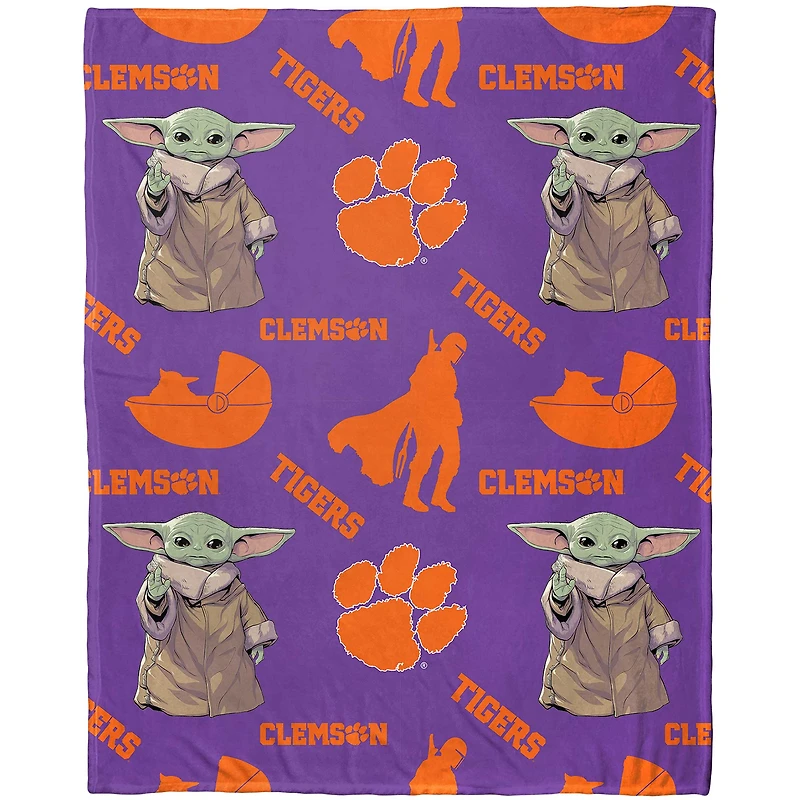 Northwest x Disney Clemson Tigers Grogu Hugger Ensemble oreiller et jeté au toucher soyeux