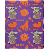 Northwest x Disney Clemson Tigers Grogu Hugger Ensemble oreiller et jeté au toucher soyeux