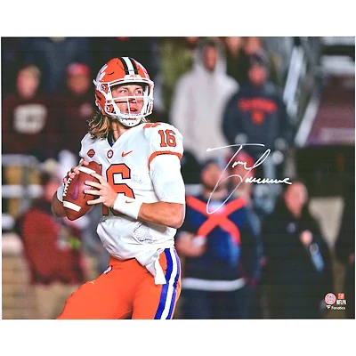 Photo de Trevor Lawrence, joueur des Clemson Tigers, dédicacée (16" x 20"), maillot blanc en position de saut périlleux arrière