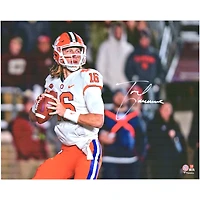Photo de Trevor Lawrence, joueur des Clemson Tigers, dédicacée (16" x 20"), maillot blanc en position de saut périlleux arrière