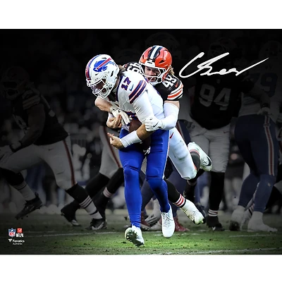 Photo dédicacée de Carson Schwesinger (Cleveland Browns) - 40 x 50 cm - le montrant en train de plaquer Josh Allen