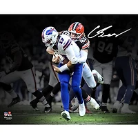 Photo dédicacée de Carson Schwesinger (Cleveland Browns) - 40 x 50 cm - le montrant en train de plaquer Josh Allen