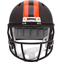 Casque réplique Riddell Speed 2025 des Cleveland Browns, version alternative sur le terrain.