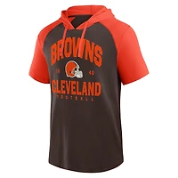 T-shirt à capuche marron athlétique pour homme avec logo des Cleveland Browns