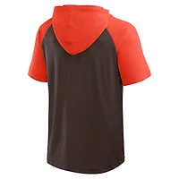 T-shirt à capuche marron athlétique pour homme avec logo des Cleveland Browns