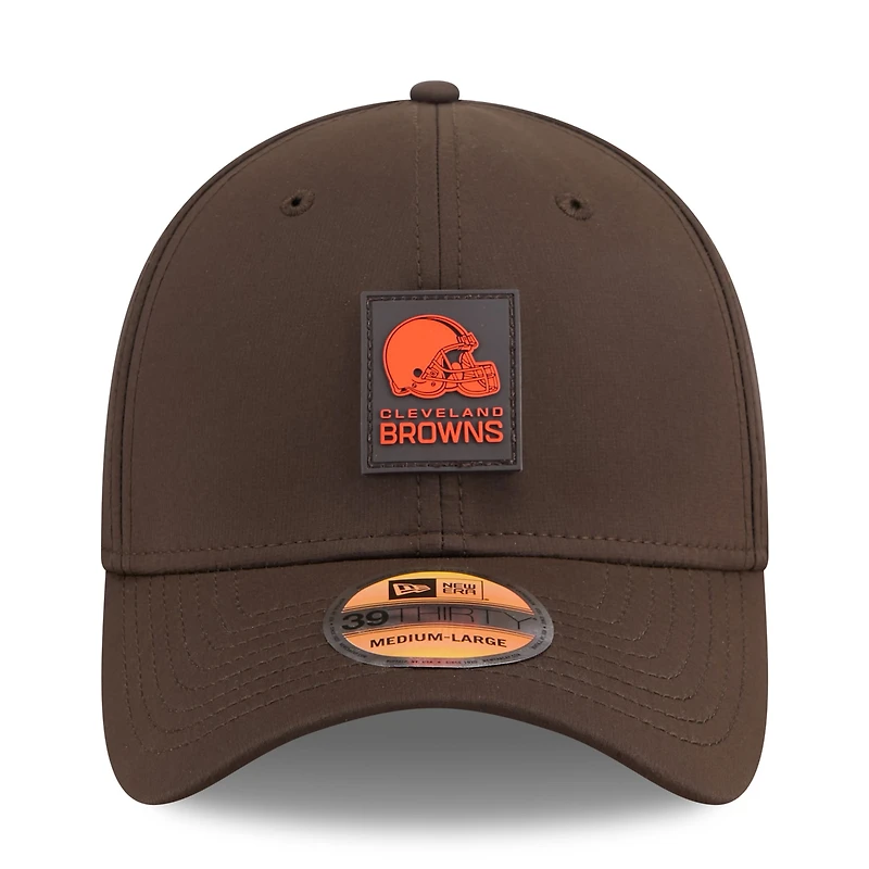 Men's New Era Brown Cleveland Browns 2025 Sideline 39THIRTY Flex Hat