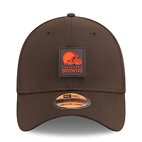 Men's New Era Brown Cleveland Browns 2025 Sideline 39THIRTY Flex Hat