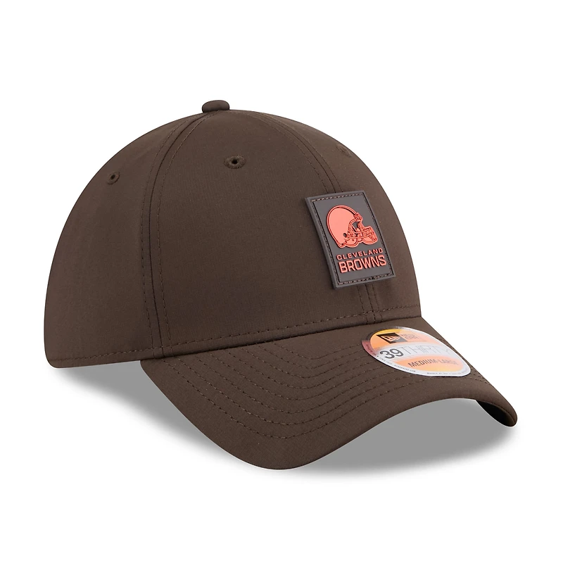 Men's New Era Brown Cleveland Browns 2025 Sideline 39THIRTY Flex Hat