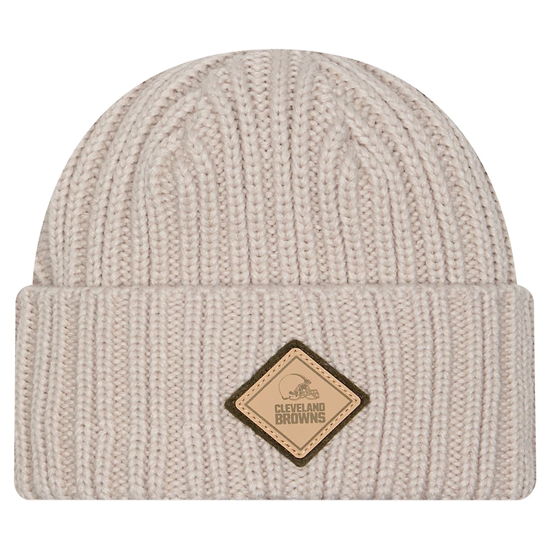 Bonnet en tricot à revers beige clair avec logo appliqué des Cleveland Browns de New Era pour homme