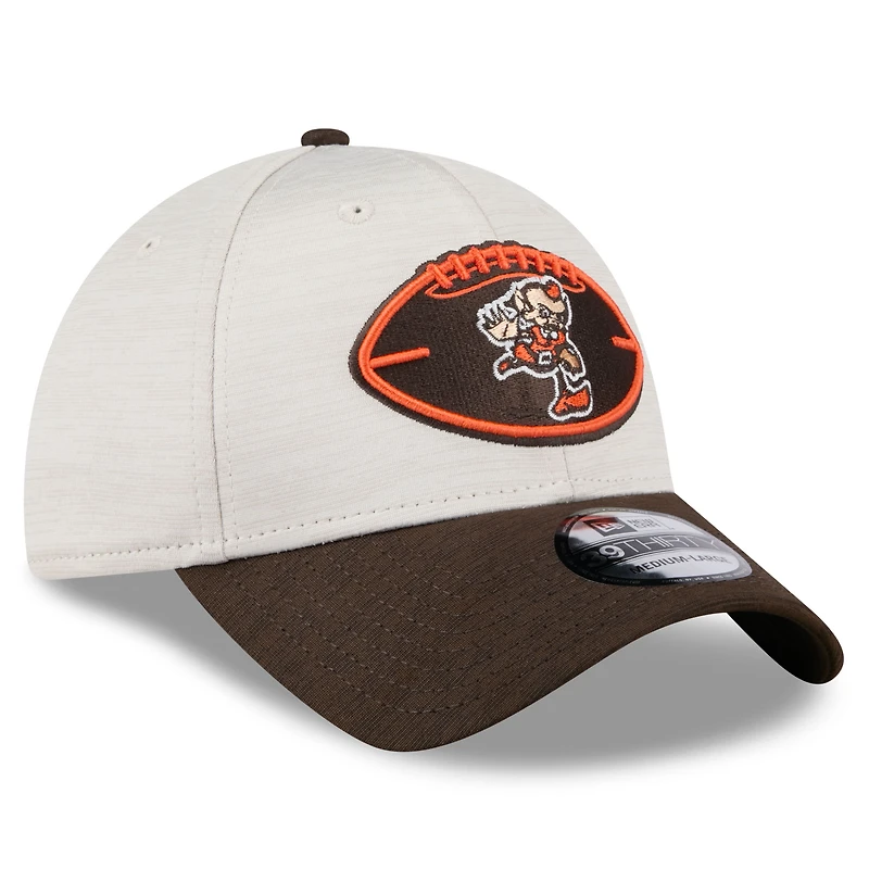 Men's New Era Stone/Brown Cleveland Browns 2024 Sideline Historic 39THIRTY Flex Hat