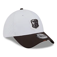 Men's New Era  White/Brown Cleveland Browns 2025 NFL Training Camp 39THIRTY Flex Hat