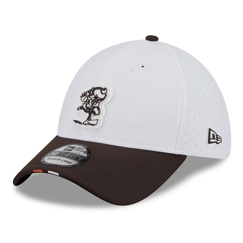 Casquette New Era 39THIRTY Flex blanche/marron pour homme, logo rétro du camp d'entraînement NFL 2025 des Cleveland Browns
