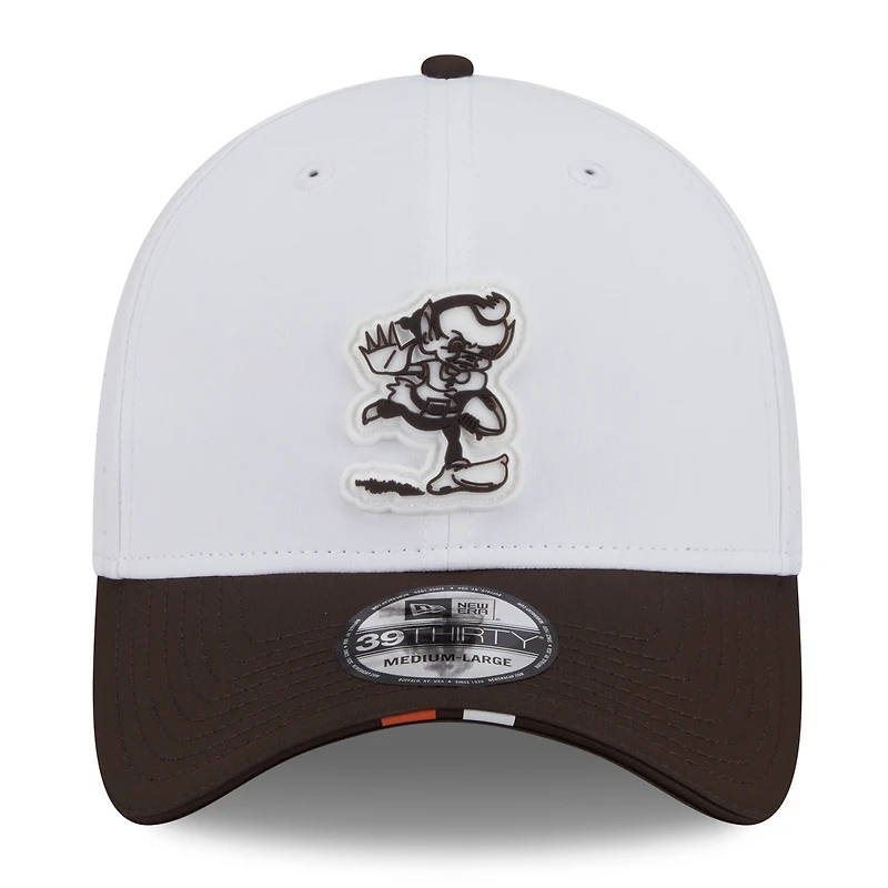 Casquette New Era 39THIRTY Flex blanche/marron pour homme, logo rétro du camp d'entraînement NFL 2025 des Cleveland Browns