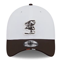 Casquette New Era 39THIRTY Flex blanche/marron pour homme, logo rétro du camp d'entraînement NFL 2025 des Cleveland Browns