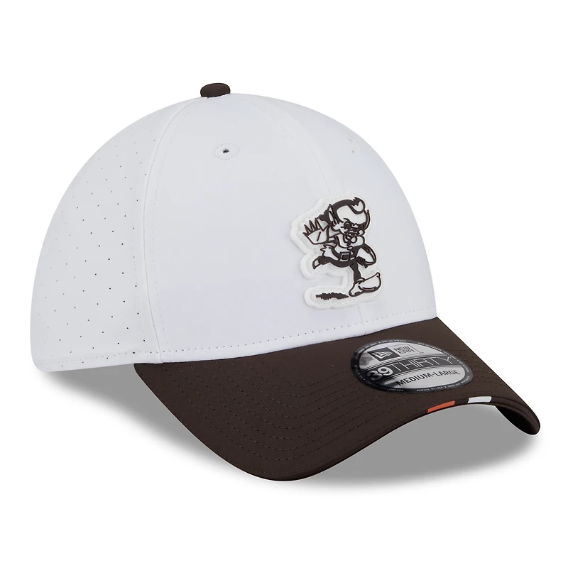 Casquette New Era 39THIRTY Flex blanche/marron pour homme, logo rétro du camp d'entraînement NFL 2025 des Cleveland Browns