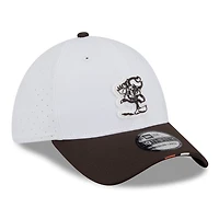 Casquette New Era 39THIRTY Flex blanche/marron pour homme, logo rétro du camp d'entraînement NFL 2025 des Cleveland Browns