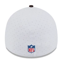 Casquette New Era 39THIRTY Flex blanche/marron pour homme, logo rétro du camp d'entraînement NFL 2025 des Cleveland Browns