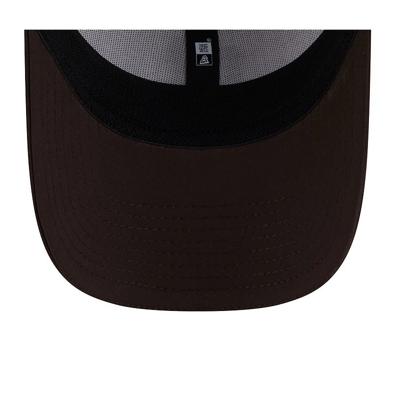 Casquette New Era 39THIRTY Flex blanche/marron pour homme, logo rétro du camp d'entraînement NFL 2025 des Cleveland Browns