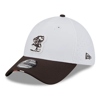 Men's New Era  White/Brown Cleveland Browns 2025 NFL Training Camp Throwback Logo 39THIRTY Flex Hat