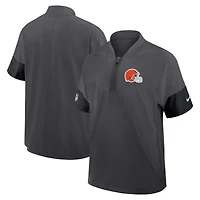Veste d'entraîneur Nike Dri-FIT à manches courtes et fermeture éclair quart de tour, coloris anthracite, Cleveland Browns, pour homme