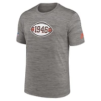 T-shirt performance Nike Heather Charcoal Cleveland Browns 2023 Sideline Alternate Logo pour homme