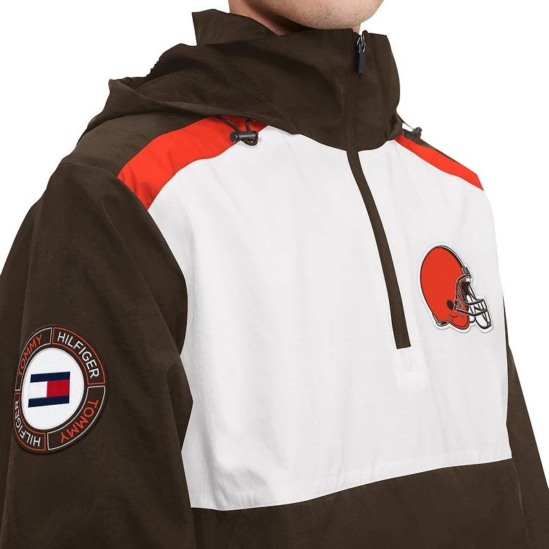 Haut à capuche demi-zip Tommy Hilfiger pour hommes marron/blanc Cleveland Browns Carter