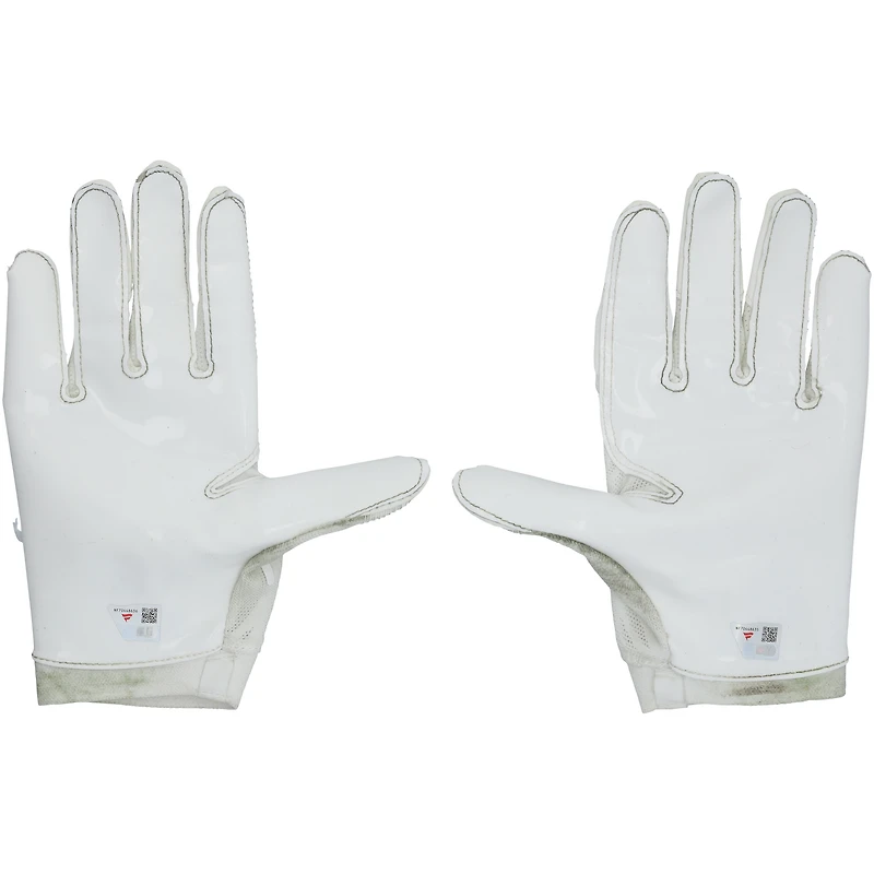 Gants blancs Nike portés par Ronnie Hickman (Cleveland Browns) lors du match contre les Buffalo Bills le 21 décembre 2025