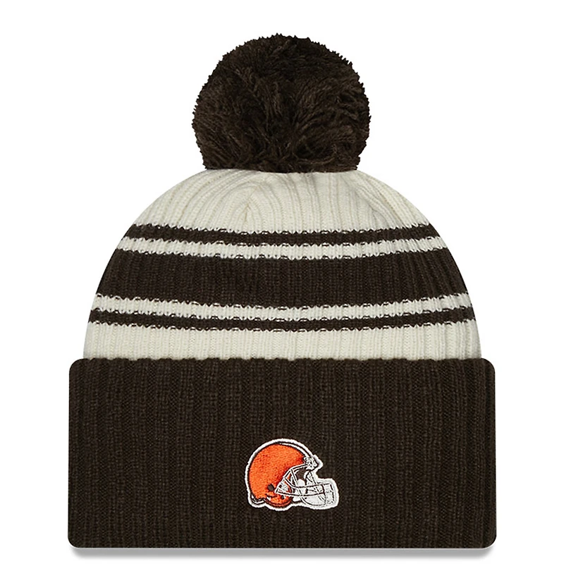 Cleveland Browns 2022 Sideline pour jeune New Era crème/marron - Tuque sport en tricot à revers avec pompons