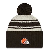 Cleveland Browns 2022 Sideline pour jeune New Era crème/marron - Tuque sport en tricot à revers avec pompons