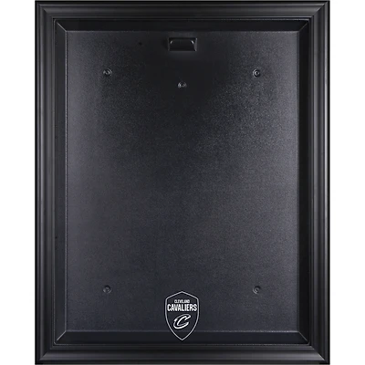 Vitrine de présentation avec logo encadré noir des Cleveland Cavaliers