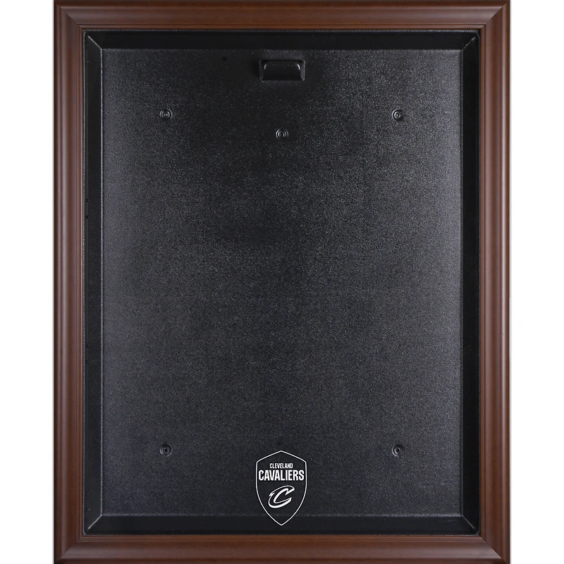 Vitrine de présentation avec logo encadré marron des Cleveland Cavaliers