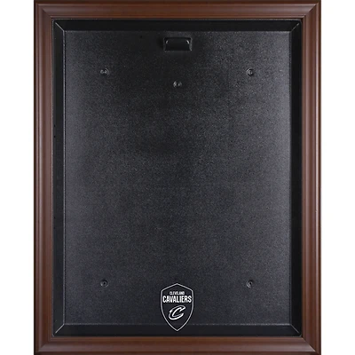 Vitrine de présentation avec logo encadré marron des Cleveland Cavaliers