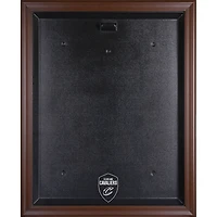 Vitrine de présentation avec logo encadré marron des Cleveland Cavaliers