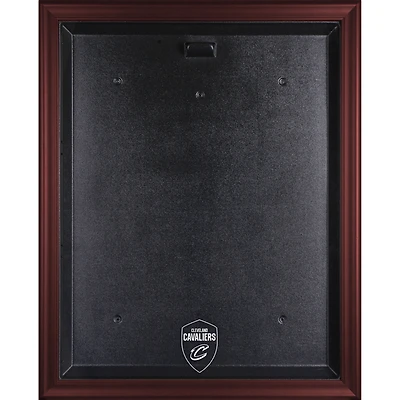 Vitrine de présentation du maillot avec logo encadré en acajou des Cleveland Cavaliers