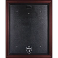 Vitrine de présentation du maillot avec logo encadré en acajou des Cleveland Cavaliers