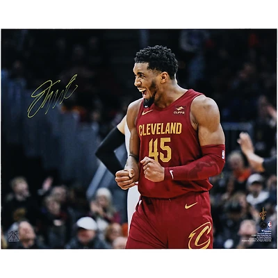 Photographie autographiée de 16" x 20" de Donovan Mitchell pour célébrer le match de 71 points des Cleveland Cavaliers