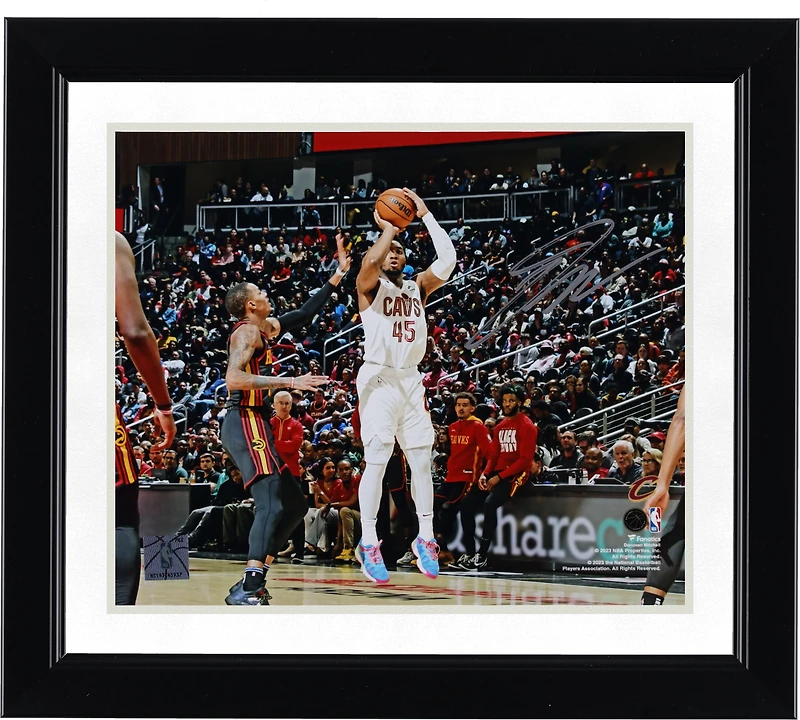 Photographie autographiée de Donovan Mitchell des Cleveland Cavaliers, prise de vue en blanc, 8" x 10"