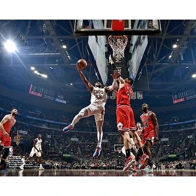 Donovan Mitchell, joueur non signé des Cleveland Cavaliers, tire un lay-up