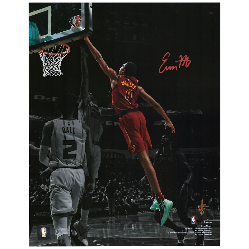 Photographie autographiée de 11'' x 14'' de Evan Mobley pour le match Dunk vs. Hornets