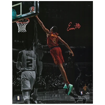 Photographie autographiée de 11'' x 14'' de Evan Mobley pour le match Dunk vs. Hornets