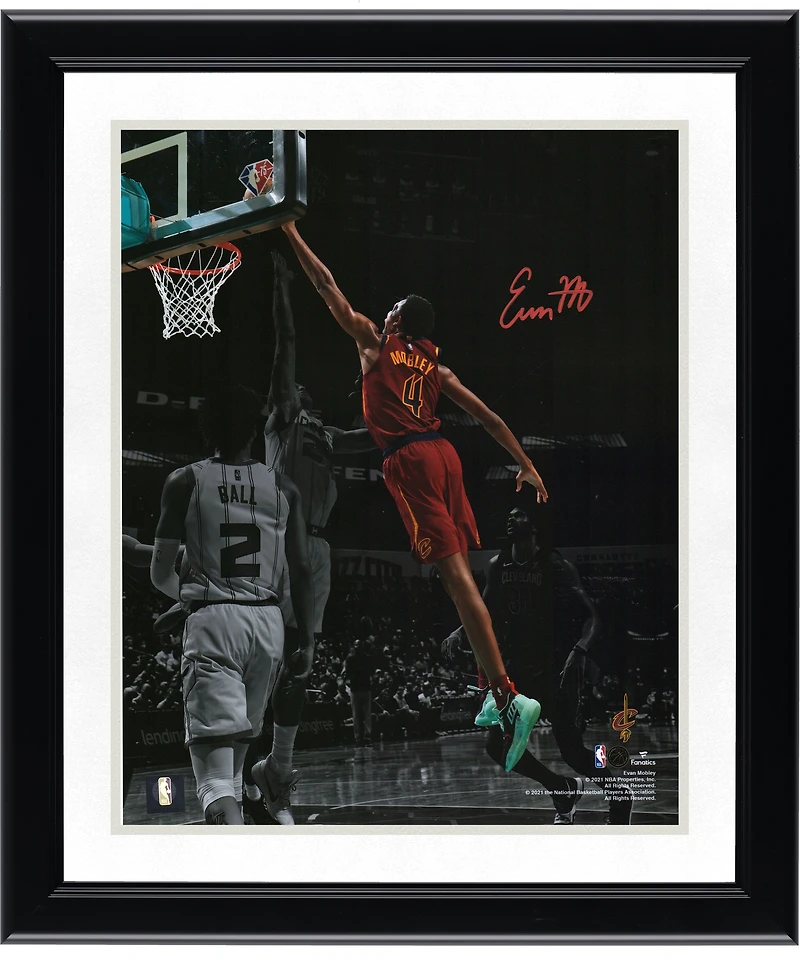 Photographie autographiée de 11'' x 14'' de Evan Mobley pour le match Dunk vs. Hornets